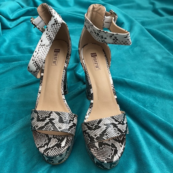 Snakeskin Heels - Picture 2 of 10